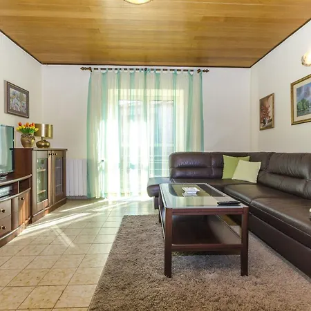 Apartman Lile - 30 M From *