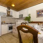 Apartman Lile *