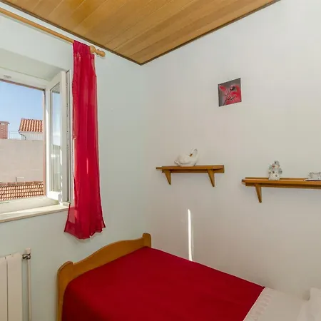 Lile - 30 M From Apartment Postira